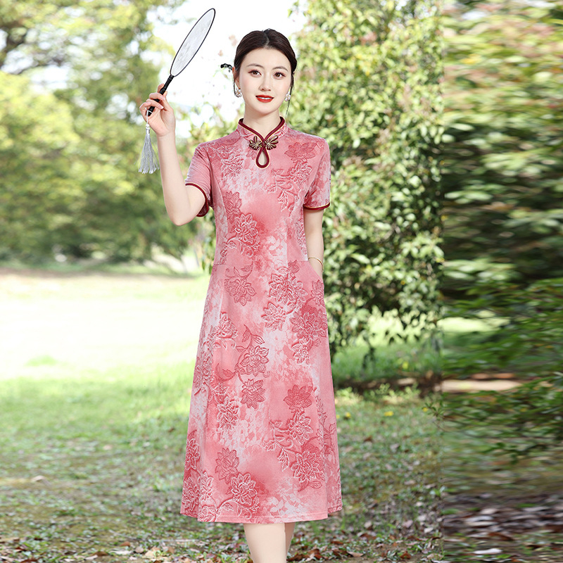 Haljina u stilu cheongsam, A-linije, srednje duljine, kratkih rukava, ovratnik s oštrim kutem, struk u sredini – poliester