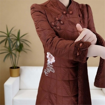 Haljina u stilu cheongsam s izvezenim poliesterom, ovratnik sa šalom, srednje duga A-linija, dugi rukavi, jesen-zima 2025