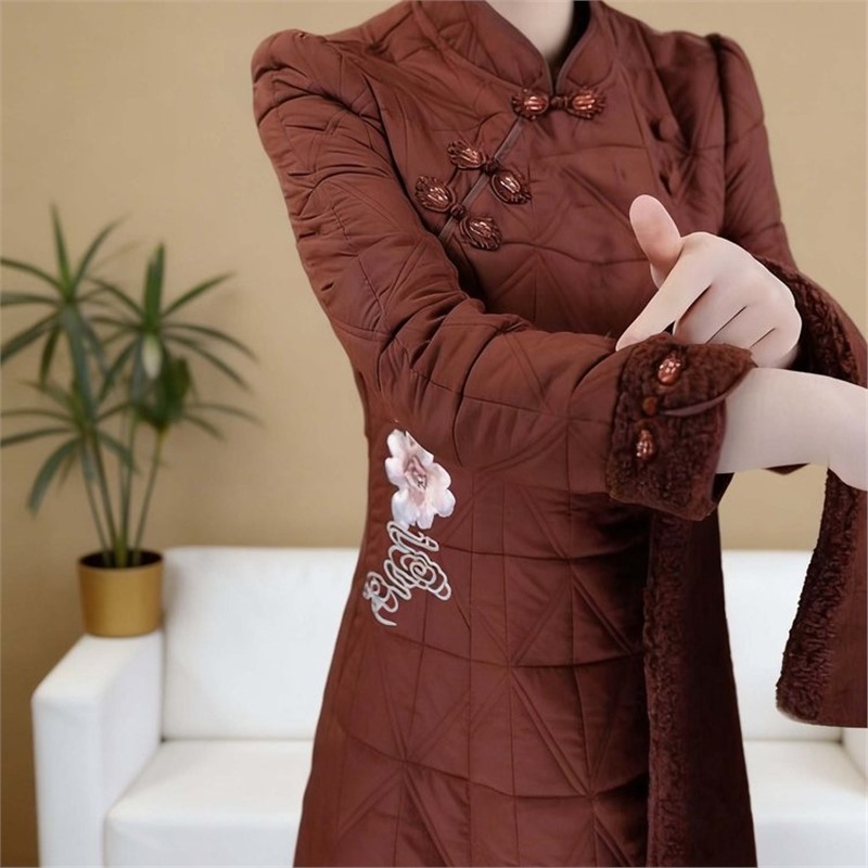Haljina u stilu cheongsam s izvezenim poliesterom, ovratnik sa šalom, srednje duga A-linija, dugi rukavi, jesen-zima 2025