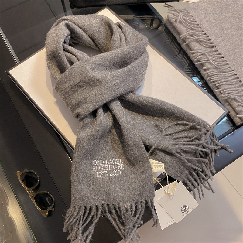 Vuneni šal, izrađen warp knitting tehnikom, 100% vuna, zadržava toplinu, zima, srednje dug, jednostavan stil