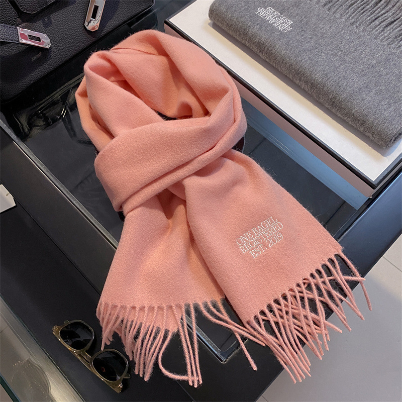 Vuneni šal, izrađen warp knitting tehnikom, 100% vuna, zadržava toplinu, zima, srednje dug, jednostavan stil