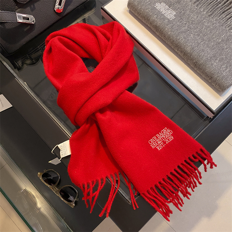 Vuneni šal, izrađen warp knitting tehnikom, 100% vuna, zadržava toplinu, zima, srednje dug, jednostavan stil