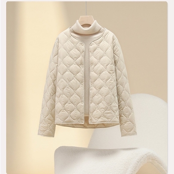 Jakna s guščjim downom, postotak perja 86–90%, tanak najlonski materijal, V-izrez, slobodan kroj