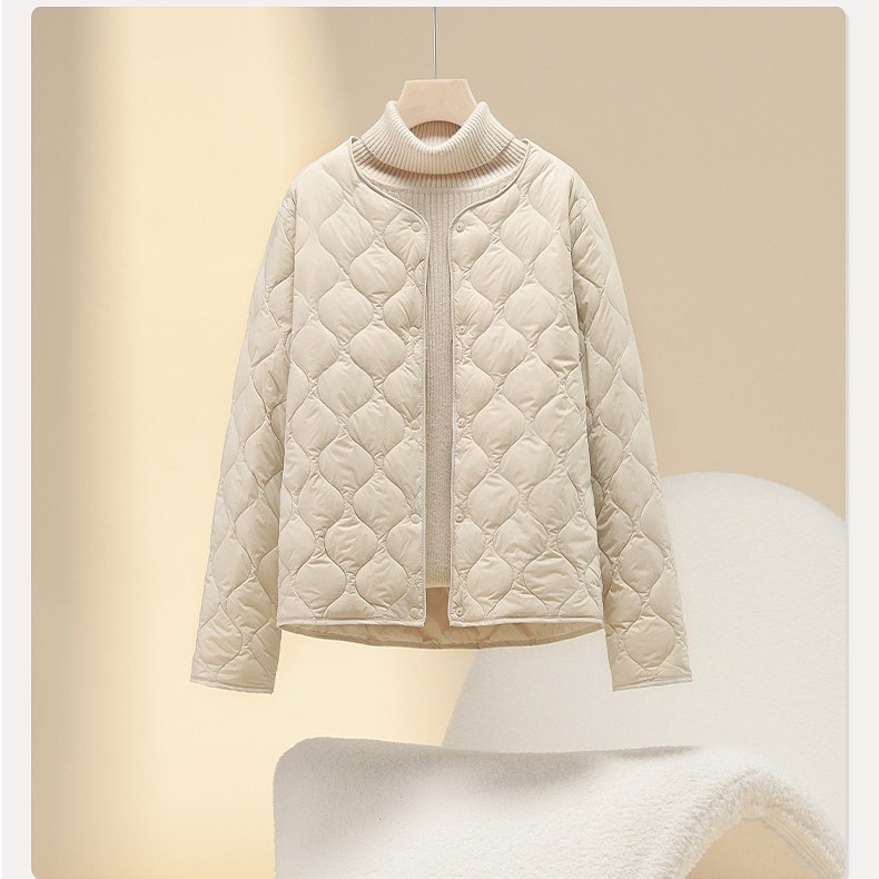 Jakna s guščjim downom, postotak perja 86–90%, tanak najlonski materijal, V-izrez, slobodan kroj