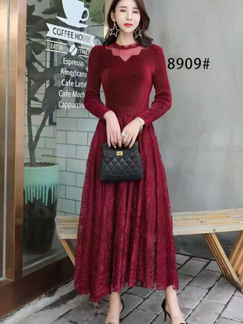Haljina od poliestera s uskim siluetom u struku, panel od čipke i velura, dugi rukavi, okrugli izrez, duljina iznad koljena