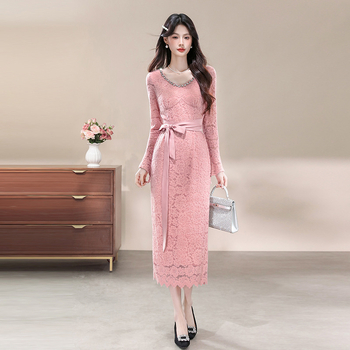 Kerek nyakú, hosszú ujjú, középméretű ruha, poliészter anyag, 3D vágás