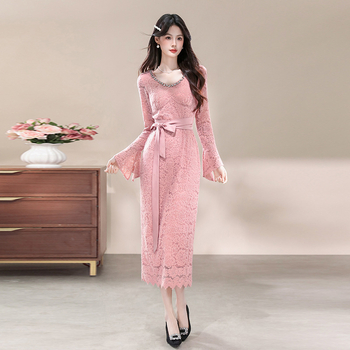 Kerek nyakú, hosszú ujjú, középméretű ruha, poliészter anyag, 3D vágás