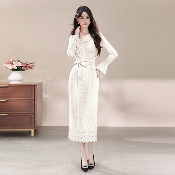 Kerek nyakú, hosszú ujjú, középméretű ruha, poliészter anyag, 3D vágás