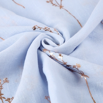 Női sál aranyozott ág mintával — poliészter; sima szövés; nyomtatás; dekoráció; geometriai mintázat