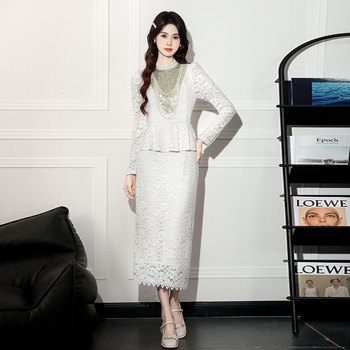 Kötött anyagú csipkés hosszú ujjú ruha, középméretű hosszúságú, egyszínű, ceruza szabás