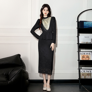 Kötött anyagú csipkés hosszú ujjú ruha, középméretű hosszúságú, egyszínű, ceruza szabás