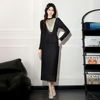 Kötött anyagú csipkés hosszú ujjú ruha, középméretű hosszúságú, egyszínű, ceruza szabás