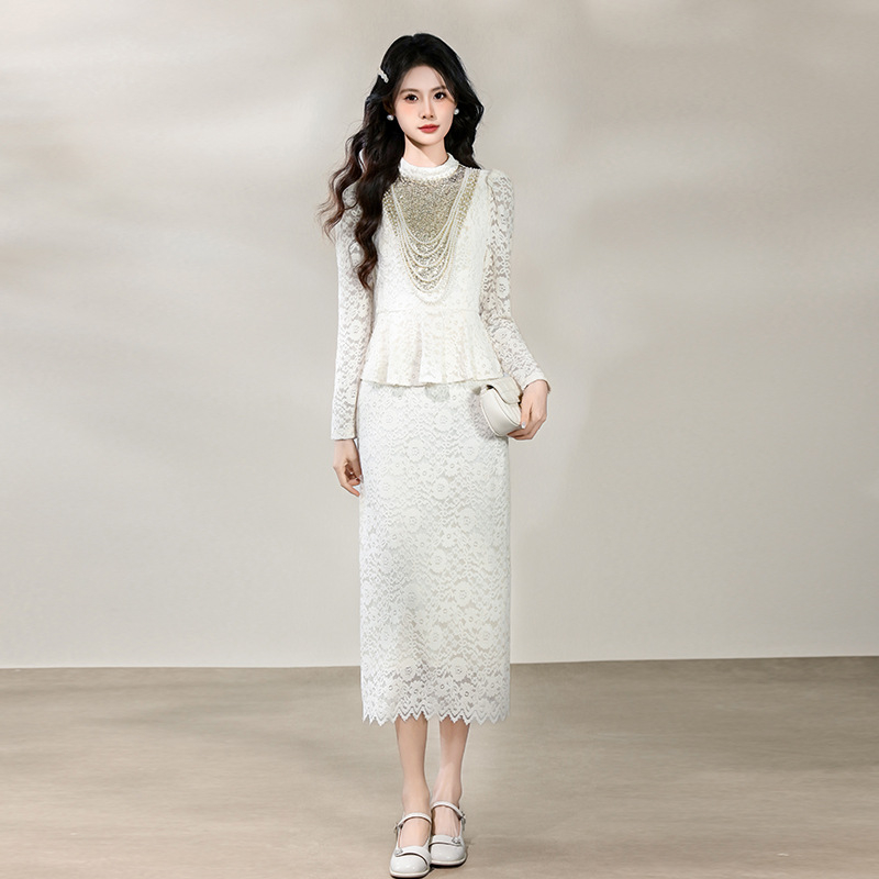 Kötött anyagú csipkés hosszú ujjú ruha, középméretű hosszúságú, egyszínű, ceruza szabás