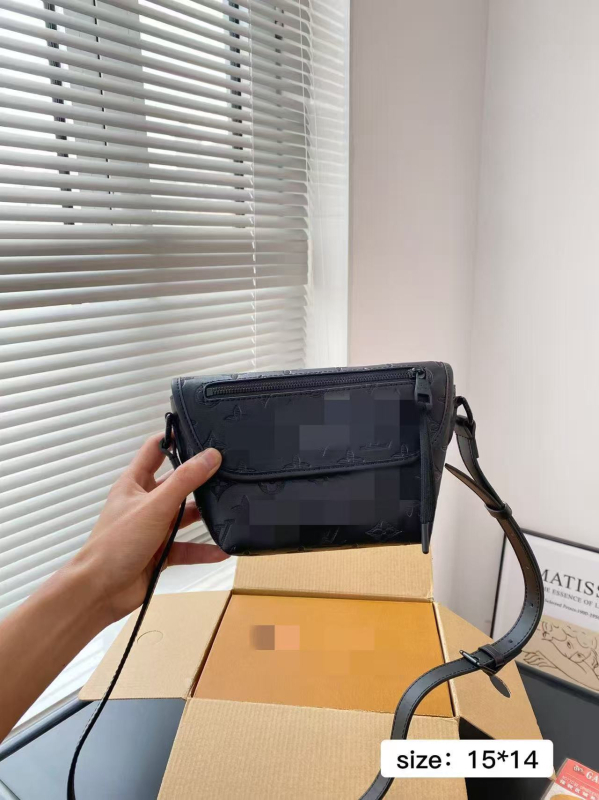 Muška crossbody torba, PVC materijal, vodootporna, prugasti uzorak, podstava poliester-pamuk, proljeće 2025 izdanje