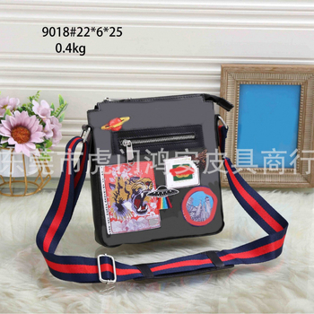 Muška crossbody torba s natpisom slovima, gradska jednostavnost, PU materijal, kod 9018, proljeće 2024