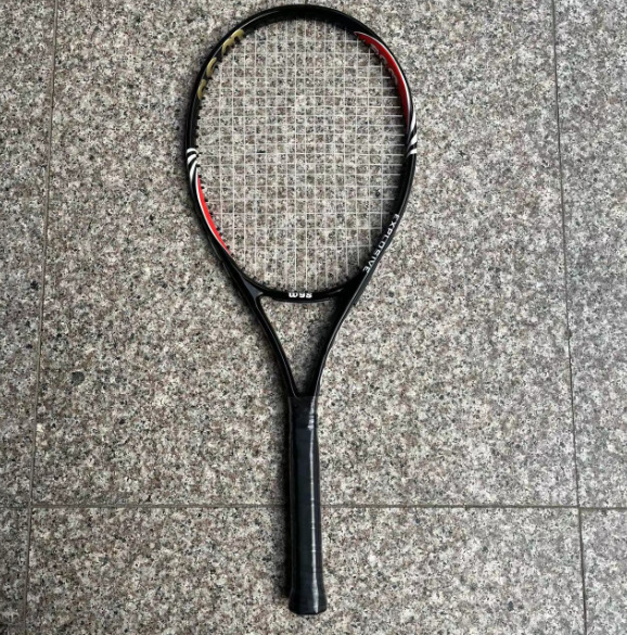 Карбонова тенис ракета – лека, тегло 75–79 г, найлонови струни, дебелина на дръжката G3, подходяща за аматьорски юноши