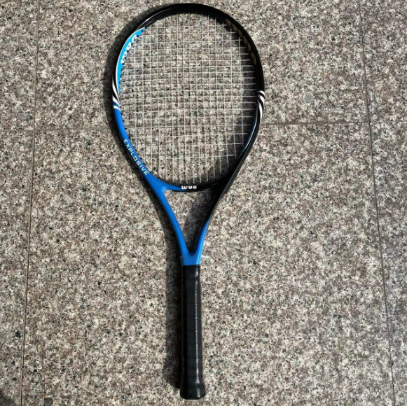 Карбонова тенис ракета – лека, тегло 75–79 г, найлонови струни, дебелина на дръжката G3, подходяща за аматьорски юноши