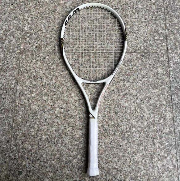 Карбонова тенис ракета – лека, тегло 75–79 г, найлонови струни, дебелина на дръжката G3, подходяща за аматьорски юноши