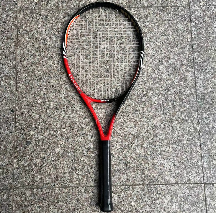 Карбонова тенис ракета – лека, тегло 75–79 г, найлонови струни, дебелина на дръжката G3, подходяща за аматьорски юноши