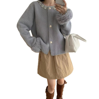 Imitált Mink anyagú kardigán, vastag kötés, kerek nyakú, hosszú ujjú, strasszos díszítés