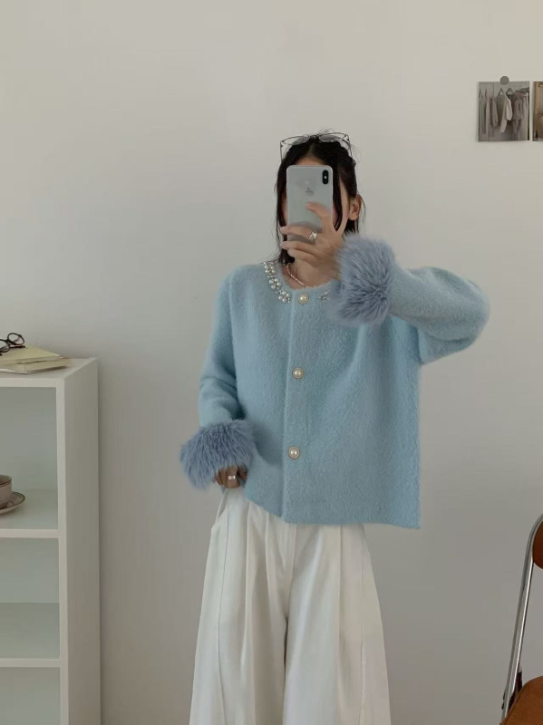 Imitált Mink anyagú kardigán, vastag kötés, kerek nyakú, hosszú ujjú, strasszos díszítés