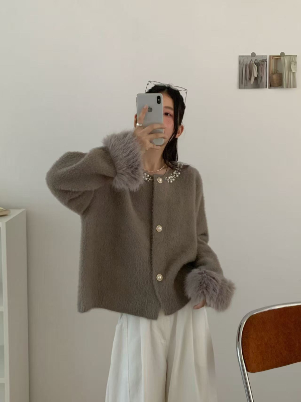 Imitált Mink anyagú kardigán, vastag kötés, kerek nyakú, hosszú ujjú, strasszos díszítés