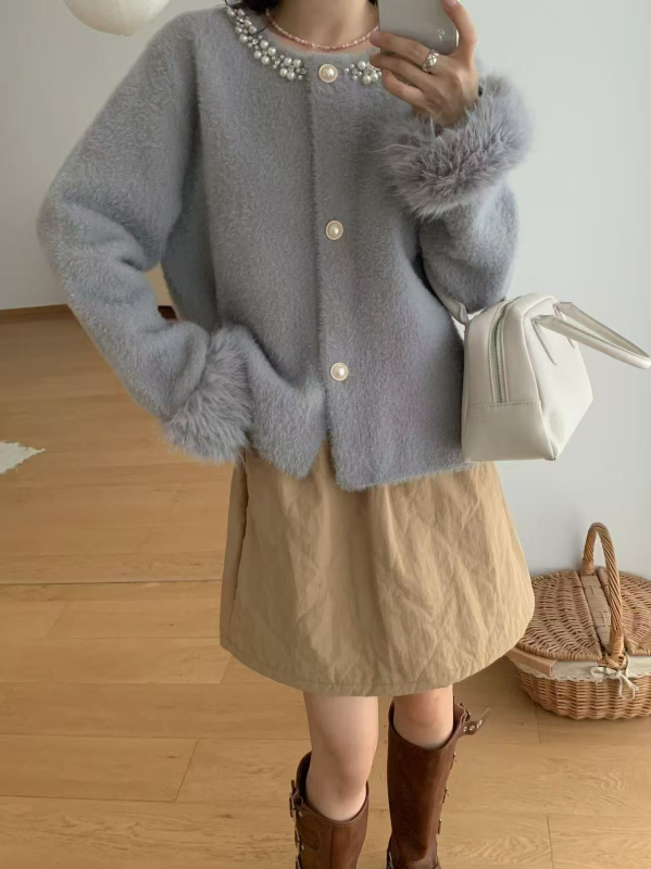 Imitált Mink anyagú kardigán, vastag kötés, kerek nyakú, hosszú ujjú, strasszos díszítés