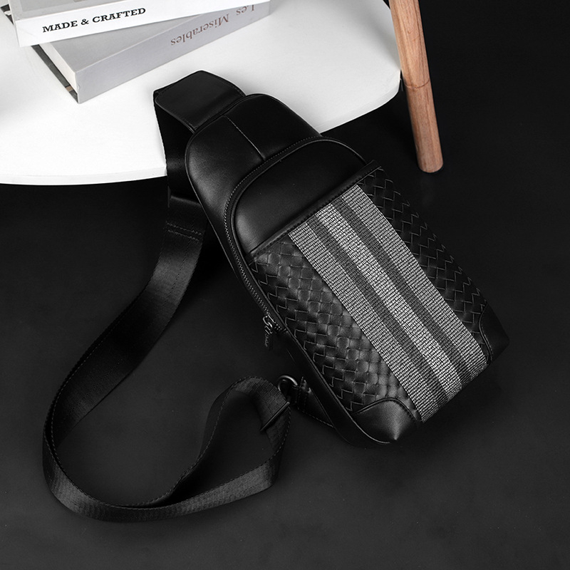 Muška torbica za prsni dio s izšivkom + Crossbody remen + Materijal: mikrofiber + Funkcija: olakšanje opterećenja + Uzorak: jednobojni
