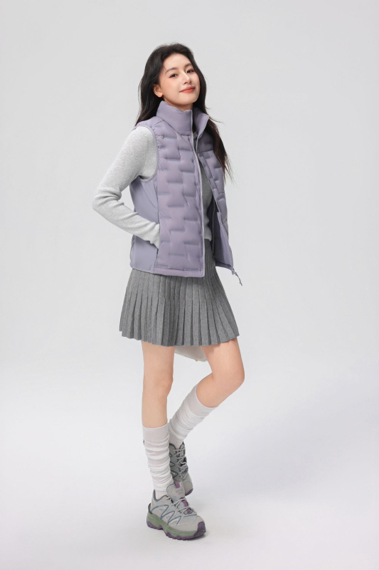 Γυναικείο γιλέκο με πούπουλα, στάντ γιακά, νάιλον ύφασμα, πλήρωση από λευκό πούπουλο πάπιας 86-90%, φερμουάρ, χαλαρή γραμμή