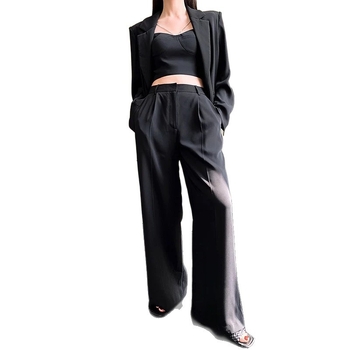 Дамско сако - свободна кройка; Яка тип сако; Едноредово закопчаване; Основна материя: еластан; Съдържание на основна материя 50-70%