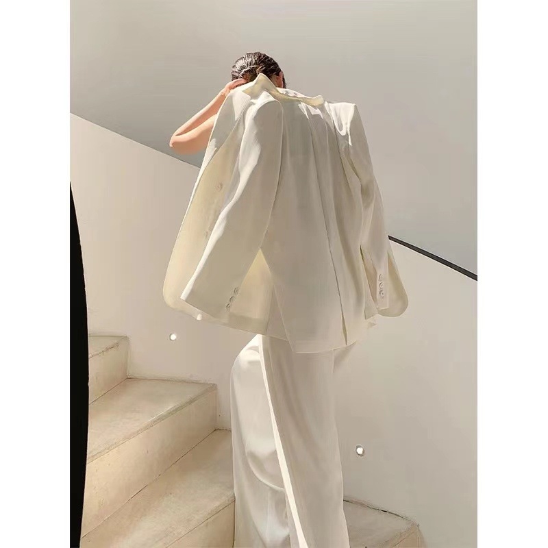 Дамско сако - свободна кройка; Яка тип сако; Едноредово закопчаване; Основна материя: еластан; Съдържание на основна материя 50-70%