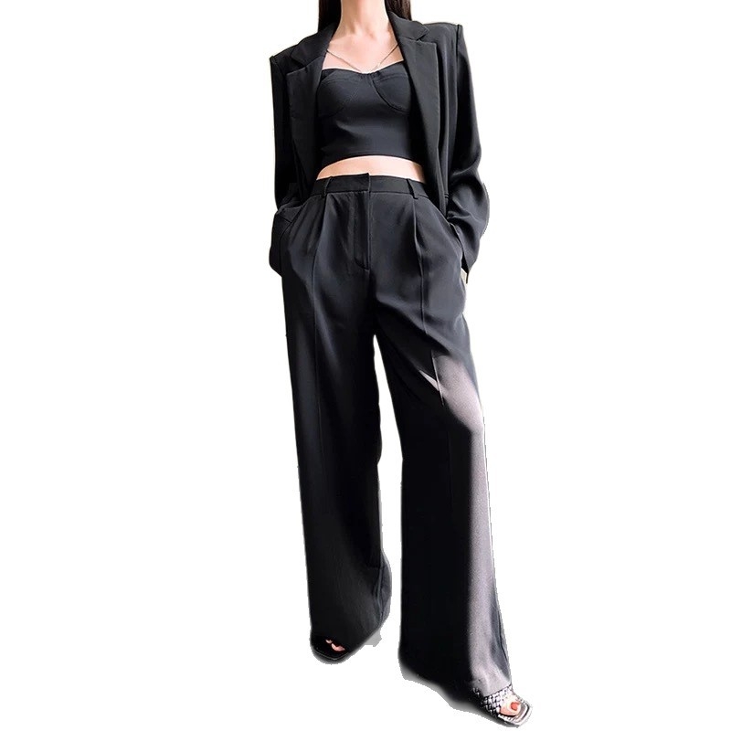 Дамско сако - свободна кройка; Яка тип сако; Едноредово закопчаване; Основна материя: еластан; Съдържание на основна материя 50-70%