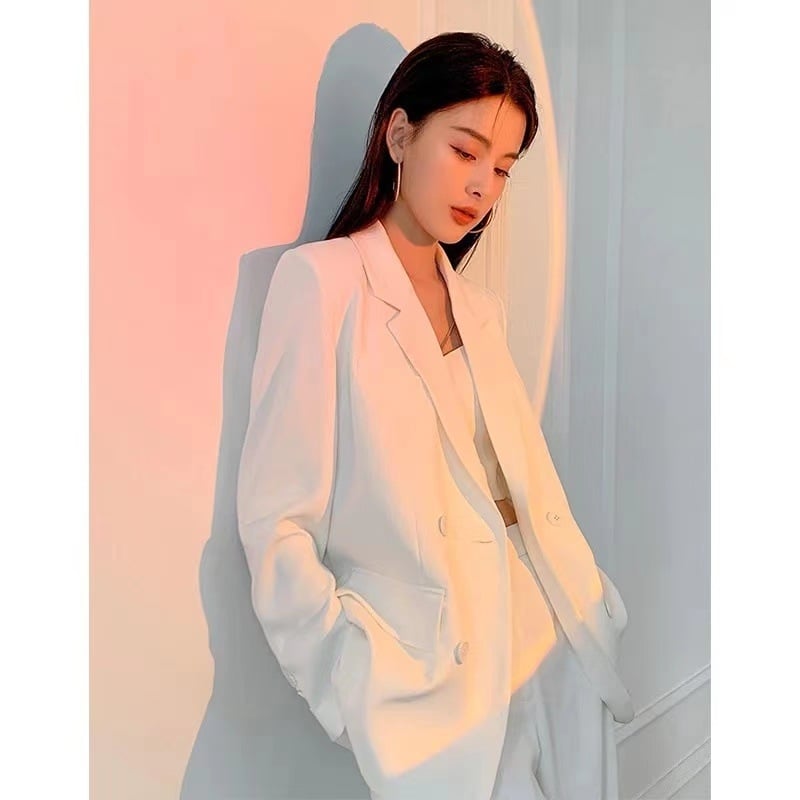 Дамско сако - свободна кройка; Яка тип сако; Едноредово закопчаване; Основна материя: еластан; Съдържание на основна материя 50-70%