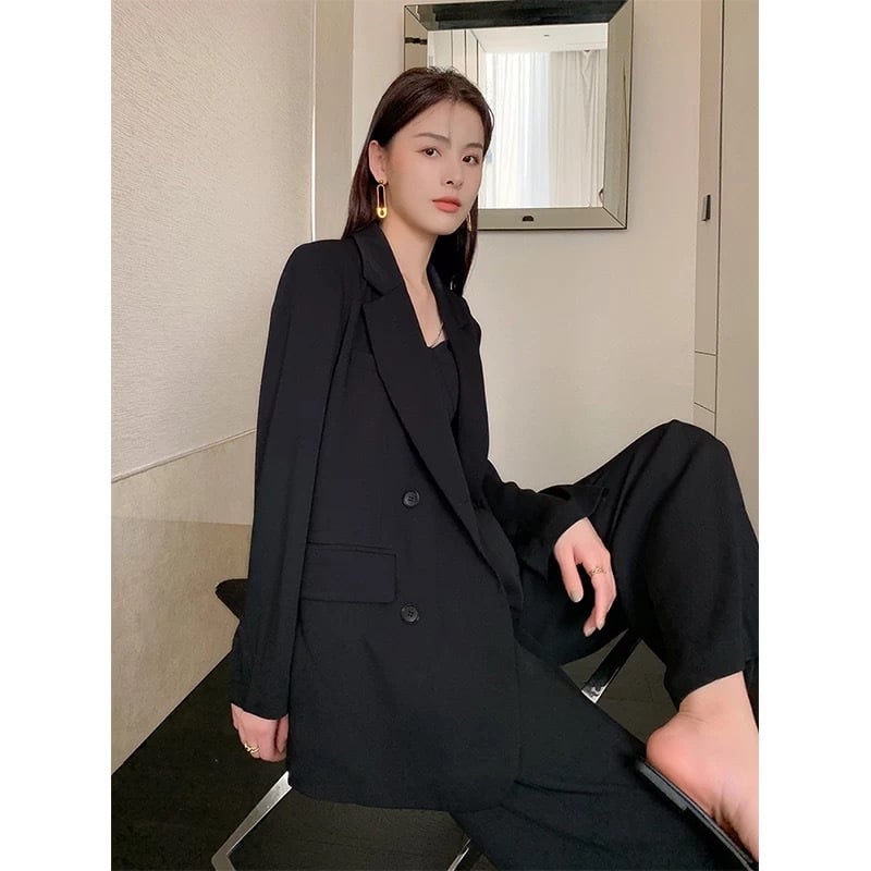 Дамско сако - свободна кройка; Яка тип сако; Едноредово закопчаване; Основна материя: еластан; Съдържание на основна материя 50-70%