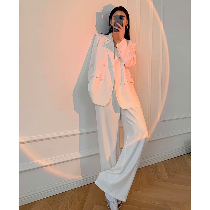 Дамско сако - свободна кройка; Яка тип сако; Едноредово закопчаване; Основна материя: еластан; Съдържание на основна материя 50-70%