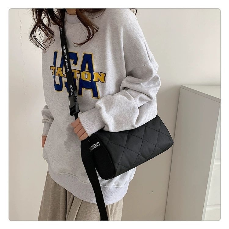 Muška crossbody torba – gradska jednostavnost, najlon, uzorak s slovima, poliester podstava