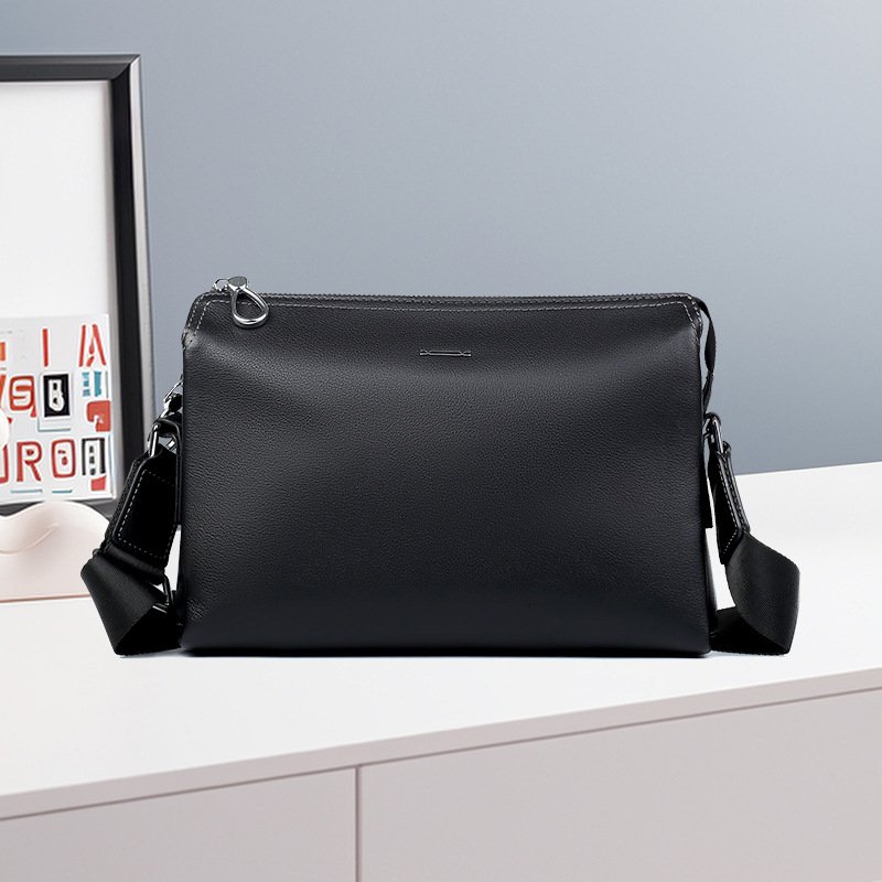 Muška crossbody torba, prirodna koža, gradski minimalistički stil, jednobojna, podstava od poliestera