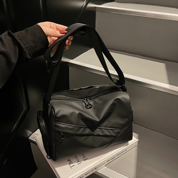 Muška crossbody torba s više džepova, gradski minimalistički stil, vodootporna i iznimno lagana, podstava od poliestera, izlazi jeseni 2025
