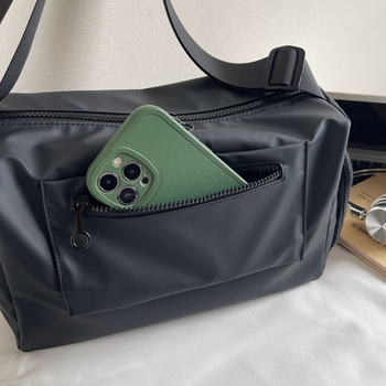 Muška crossbody torba s više džepova, gradski minimalistički stil, vodootporna i iznimno lagana, podstava od poliestera, izlazi jeseni 2025