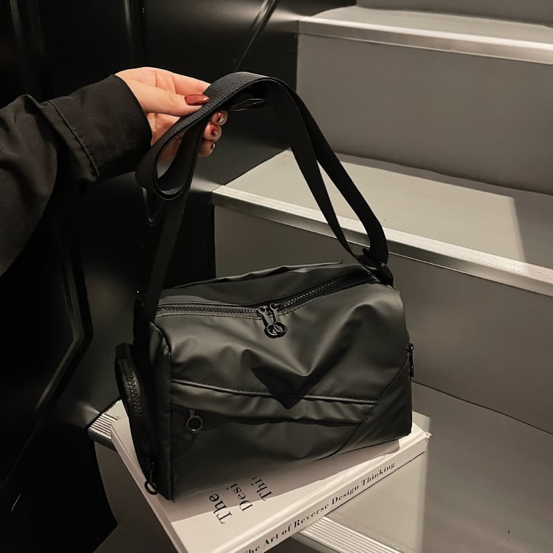 Muška crossbody torba s više džepova, gradski minimalistički stil, vodootporna i iznimno lagana, podstava od poliestera, izlazi jeseni 2025