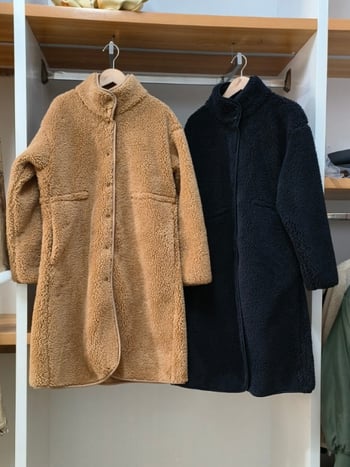 Palton damă, lungime medie, croială lejeră, guler înălțat; fleece din lână de miel artificială; principal poliester 70–80%, cașmir <30%