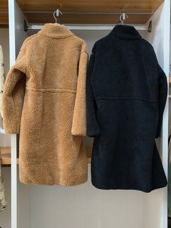 Palton damă, lungime medie, croială lejeră, guler înălțat; fleece din lână de miel artificială; principal poliester 70–80%, cașmir <30%