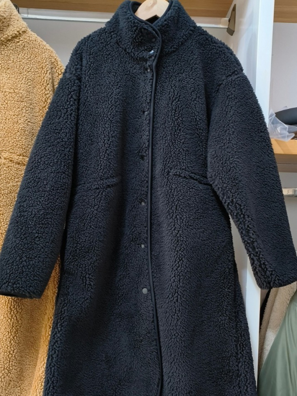 Palton damă, lungime medie, croială lejeră, guler înălțat; fleece din lână de miel artificială; principal poliester 70–80%, cașmir <30%