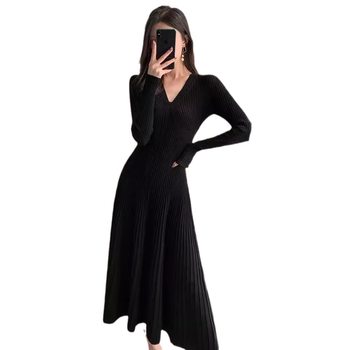 rochie tricotată cu decolteu în V, mâneci lungi, lungime midi, talie medie, amestec de cașmir