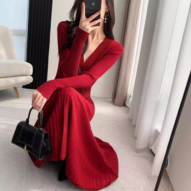 rochie tricotată cu decolteu în V, mâneci lungi, lungime midi, talie medie, amestec de cașmir