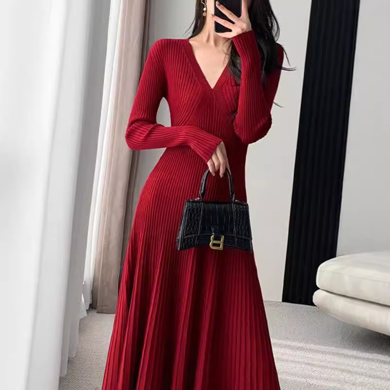 rochie tricotată cu decolteu în V, mâneci lungi, lungime midi, talie medie, amestec de cașmir