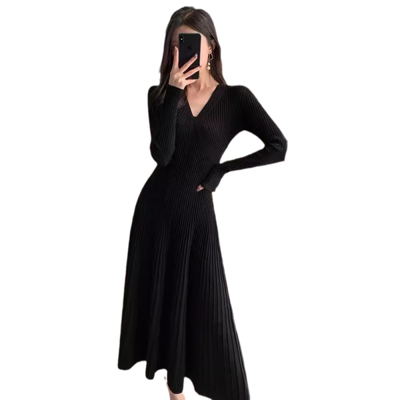 rochie tricotată cu decolteu în V, mâneci lungi, lungime midi, talie medie, amestec de cașmir