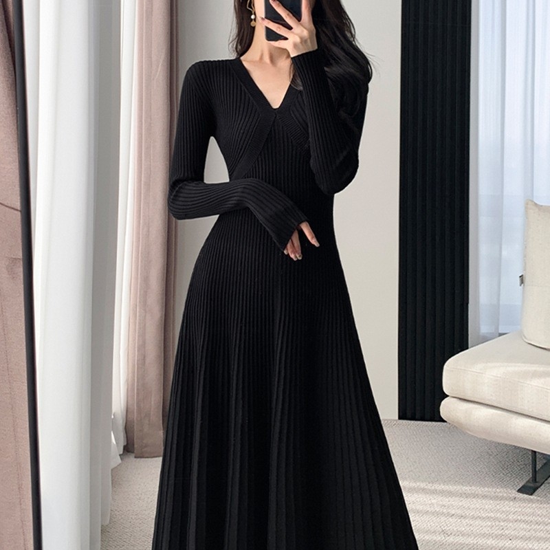 rochie tricotată cu decolteu în V, mâneci lungi, lungime midi, talie medie, amestec de cașmir