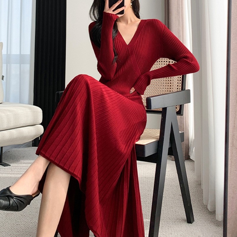 rochie tricotată cu decolteu în V, mâneci lungi, lungime midi, talie medie, amestec de cașmir