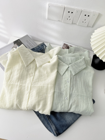 Cămașă din chiffon cu bretea pe spate și despicare, guler lapel, manșete lungi, nasturi cu clapetă, 95% fibră regenerată de celuloză